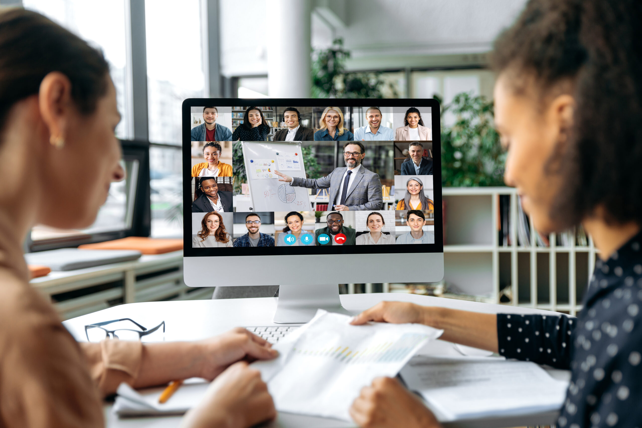 Grupo de personas reunidas de forma física y en el ordenador